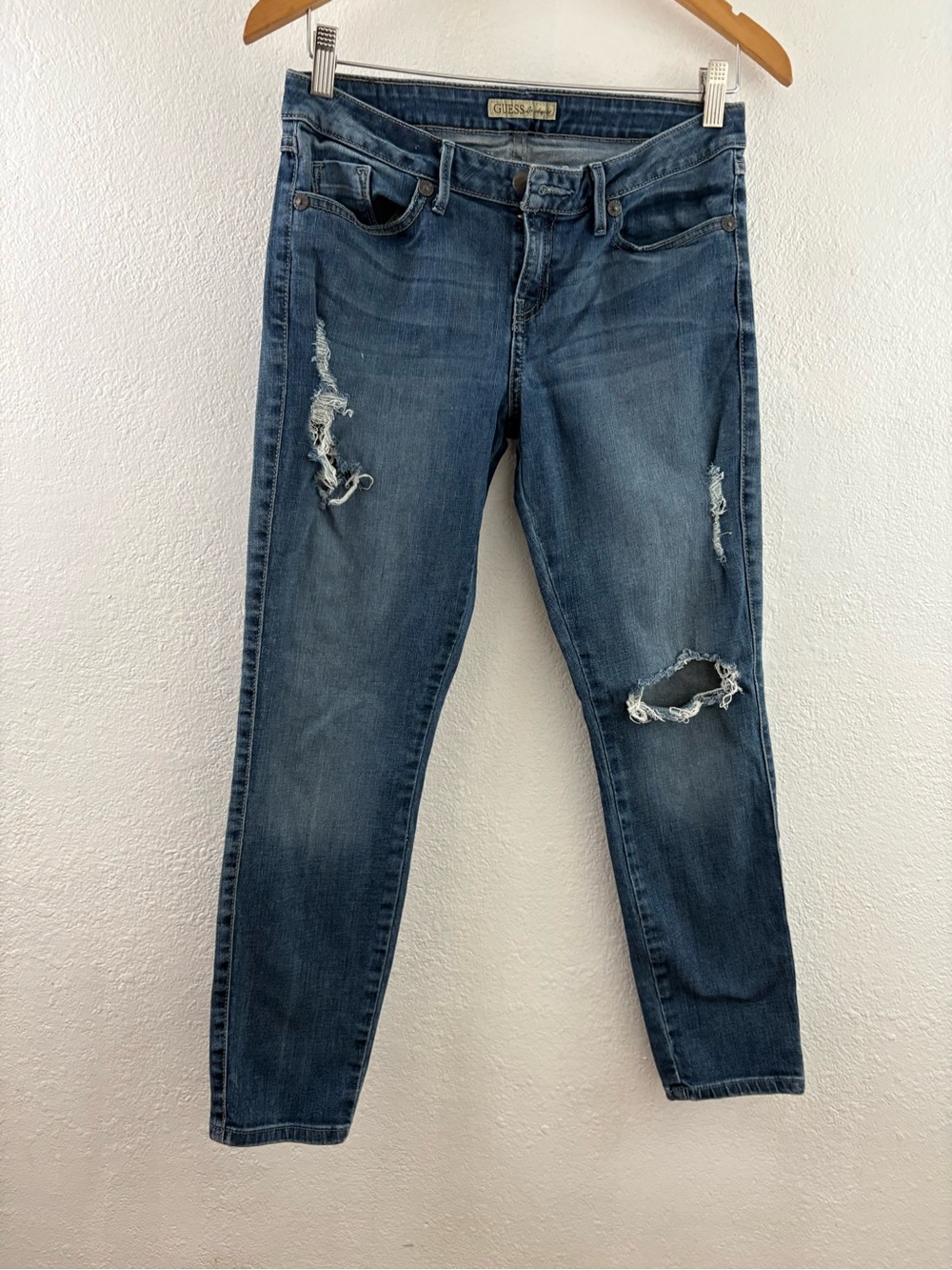Guess medium-wash distressed skinny jeans ripped details size 29x28